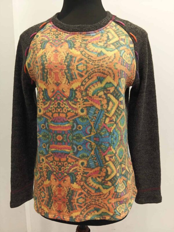 Camiseta lanosa gris estampado amarillo