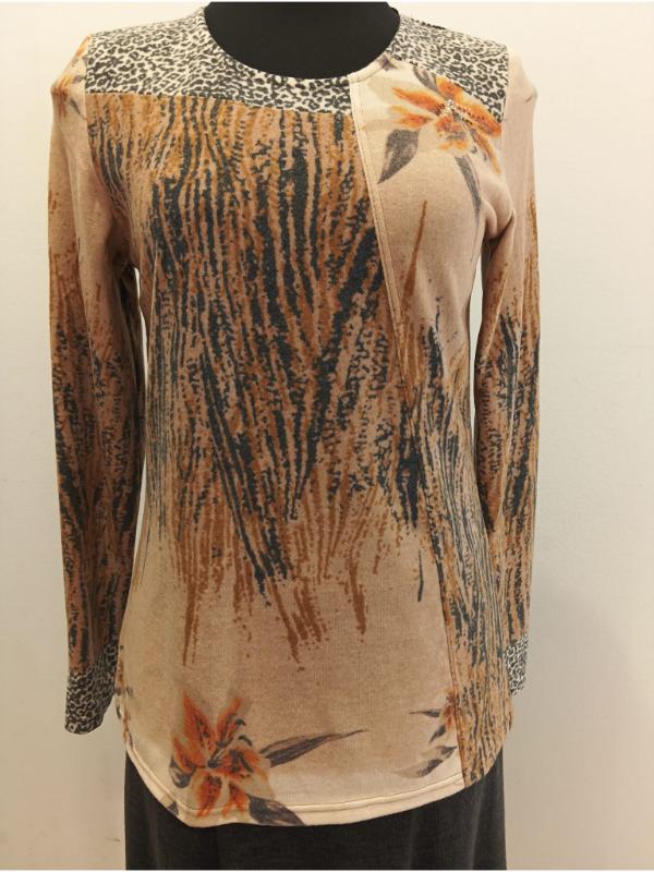 Camiseta lanosa beig estampada